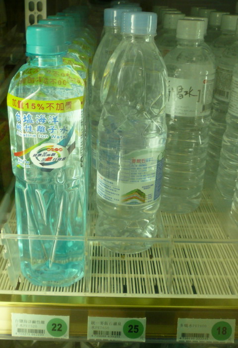 超商电池贵翻天 卖1颗赚1颗~矿泉水也一样)